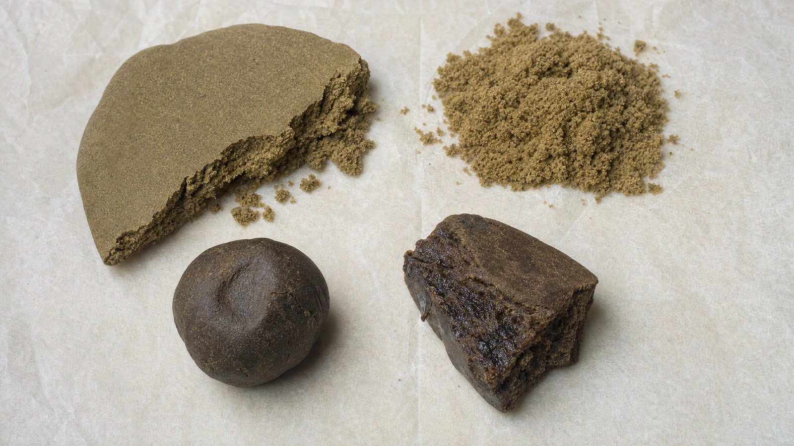 Vier Hash-Texturen auf Pergament: Bruchstück mit körnigem Harz, goldenes Kief, gepresste dunkle Kugel und krümeliges Piece